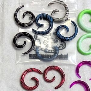 8g 🔥🔥Bundle deal 3 sets of 8g gauges plastic spiral tapers